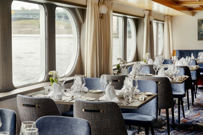 Restaurants, Bars & Cafés on VIVA VOYAGE